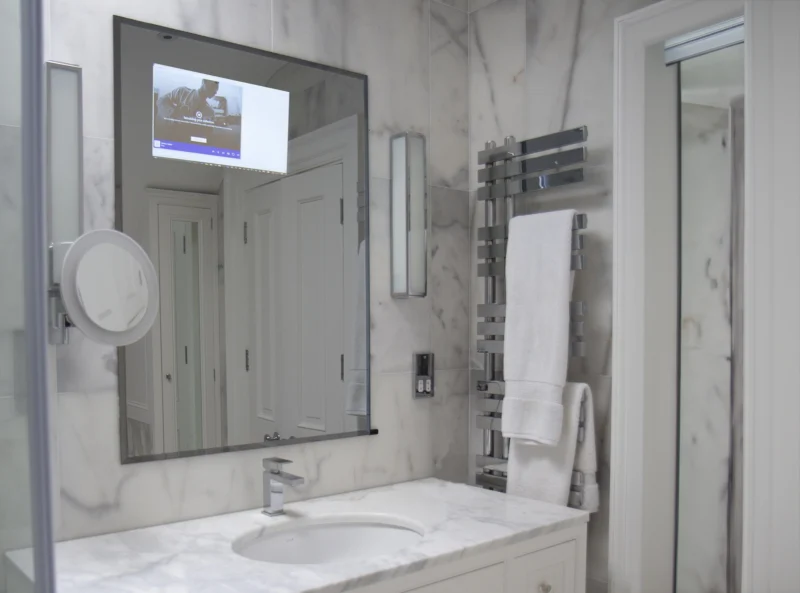 19 Bathroom Mirror TV with Bevelled Edge HR - TV on